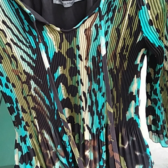 SIGNATURE BY LARRY LEVINE PETITE SMALL TOP - Picture 3 of 6